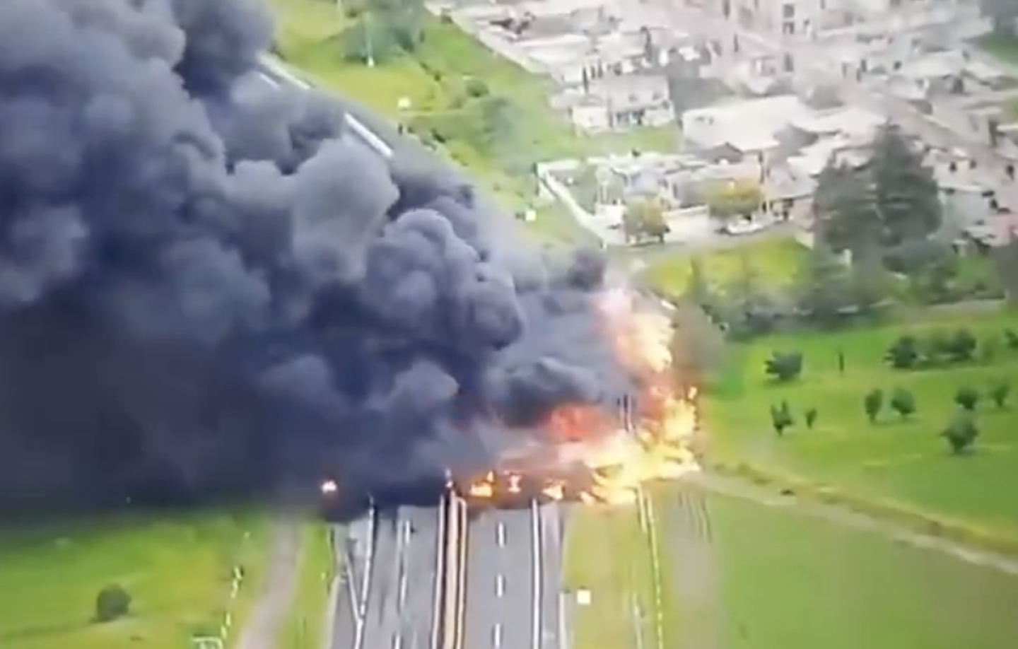 Pipa cargada de combustible vuelca y explota en la carretera México-Veracruz
