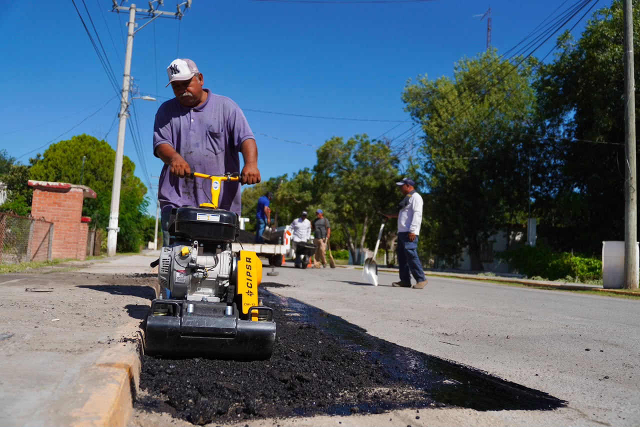 AVANZAN TRABAJOS DE BACHEO INTENSIVO EN LA CALZADA FRANCISCO SARABIA DE LA VILLA DE CLOETE