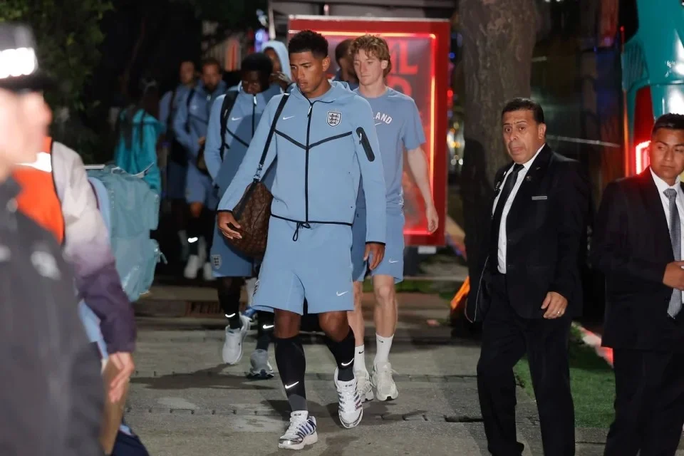 Abuchean a Inglaterra en su llegada al hotel en CDMX