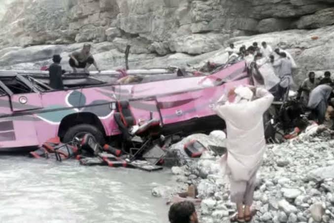 Mueren 40 personas tras caída de autobús a barranco en Pakistán