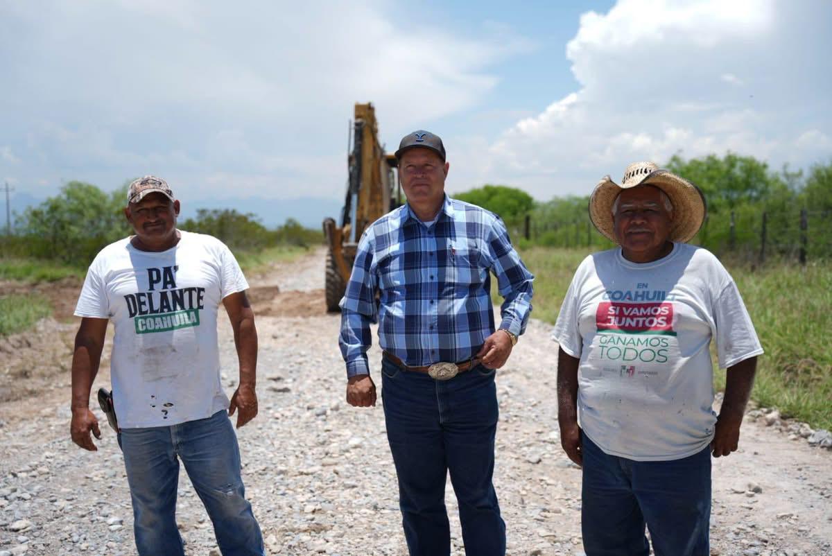 Rehabilita Yesica camino al Ejido Presa Rodríguez