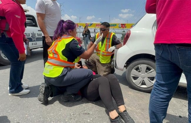 Invade carril y destroza coche; dos lesionadas