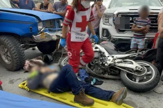 Embiste a motociclista Al dar vuelta prohibida