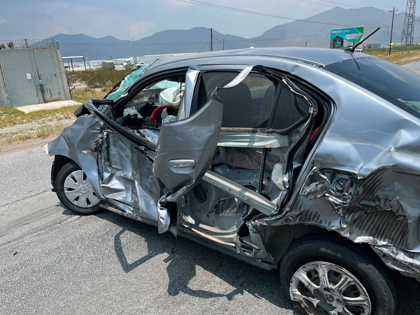 ARROLLA TRAILER UN SEDÁN Y LO DESTROZA