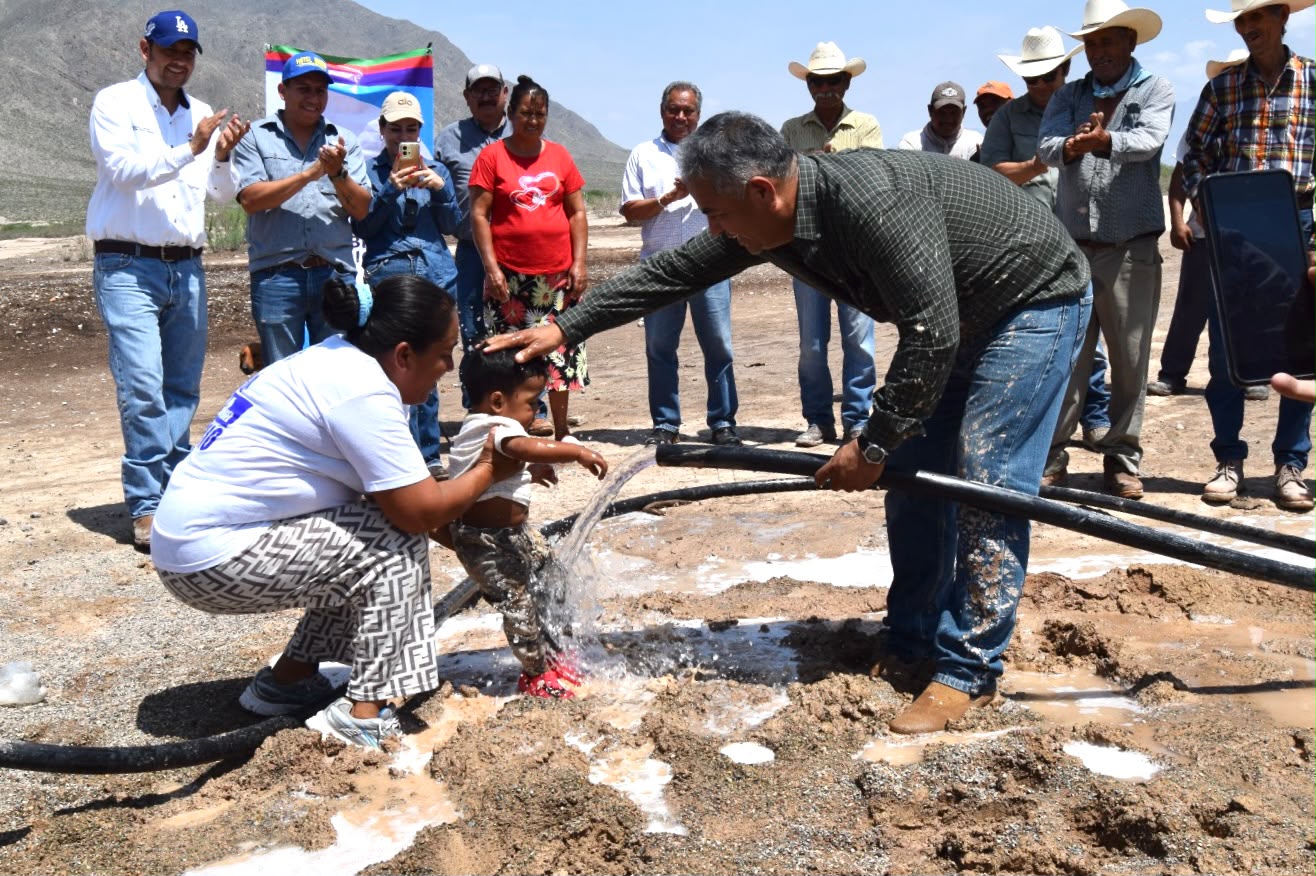 Entrega Víctor Leija pozo de agua al Ejido Madero