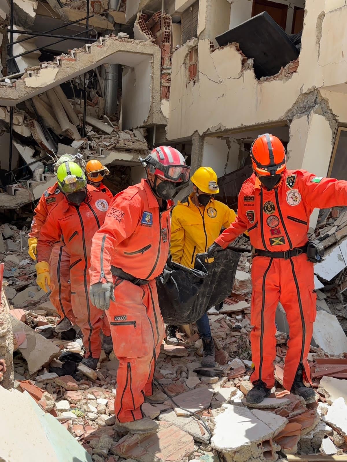 Javier busca vidas entre la destrucción