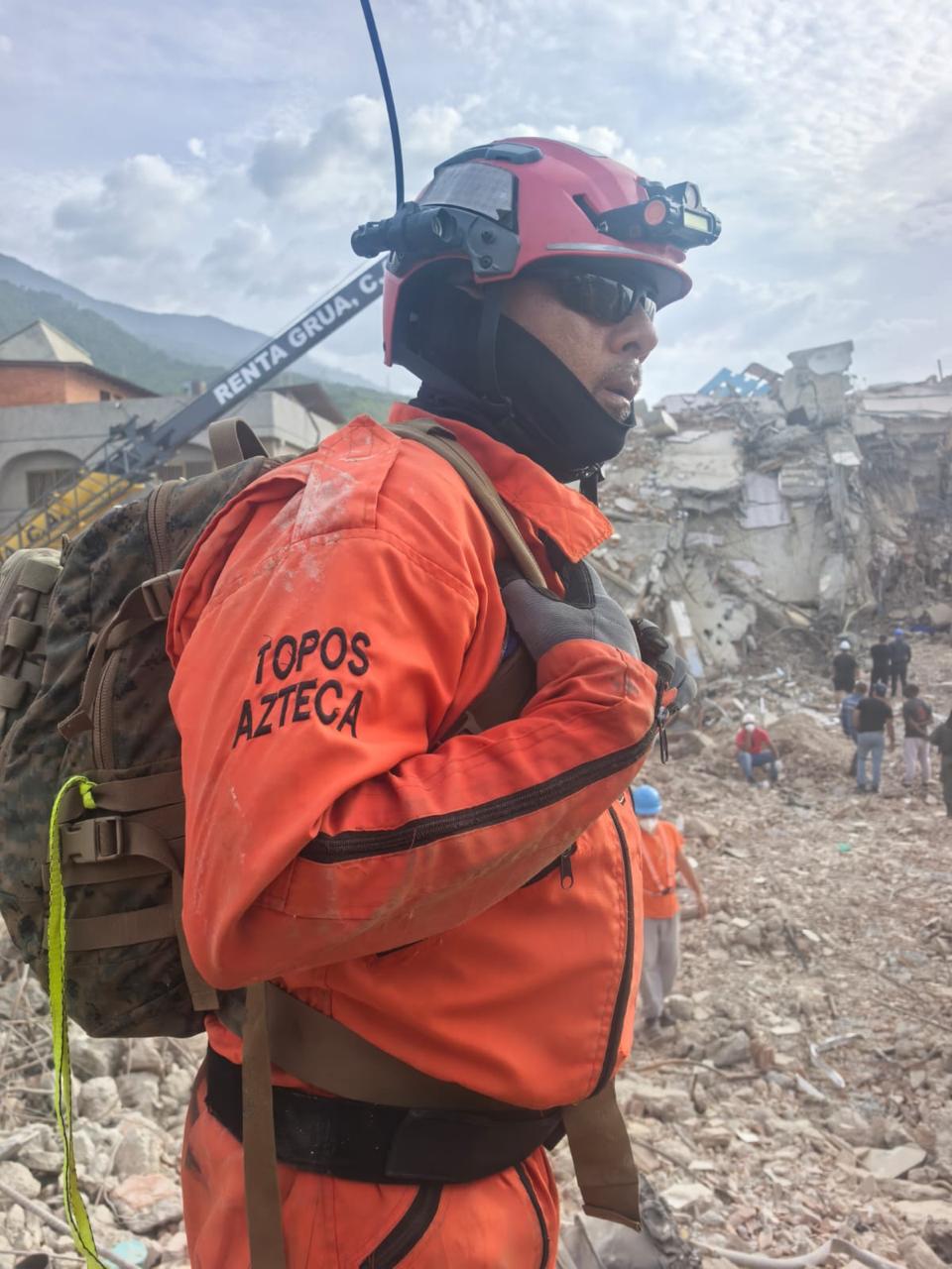 Bombero busca vidas entre los escombros