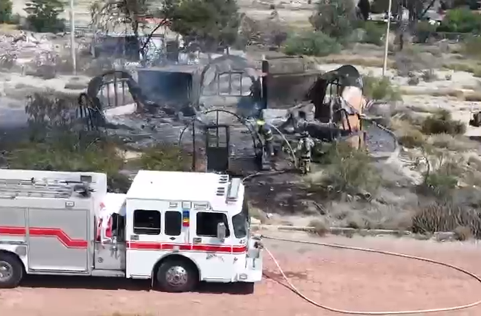 Feroz incendio devora edificios abandonados