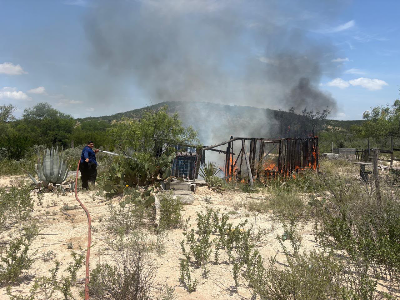 Sofocan incendio en ejido Puente Negro