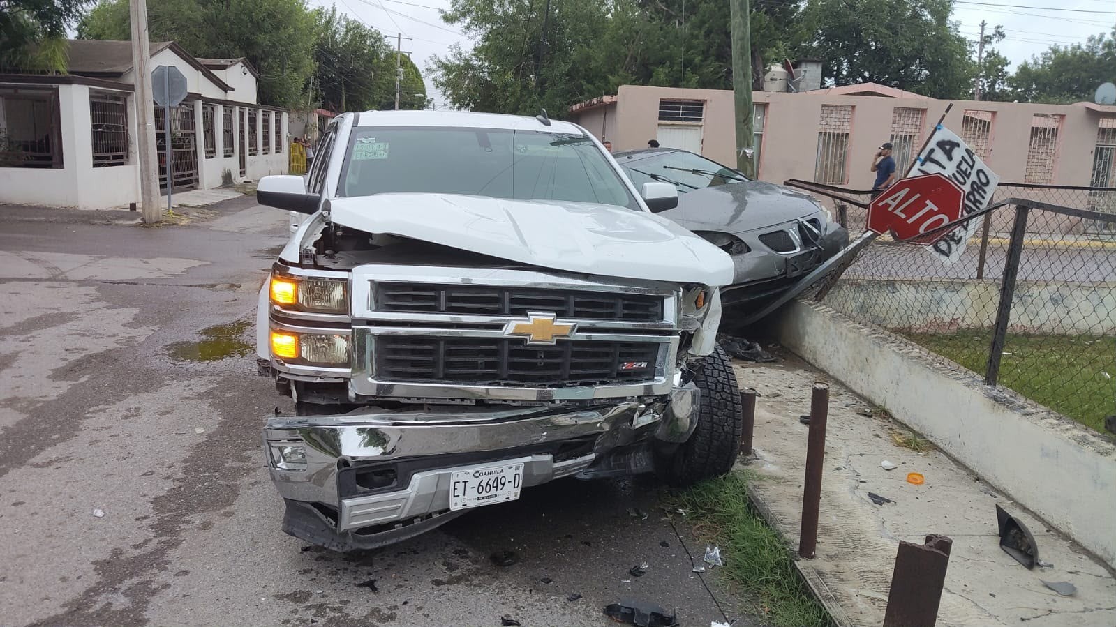 Por ignorar el alto, causa aparatoso choque