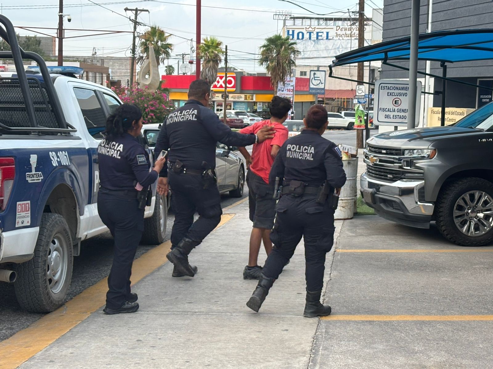 Detienen policías a joven chatarrero 