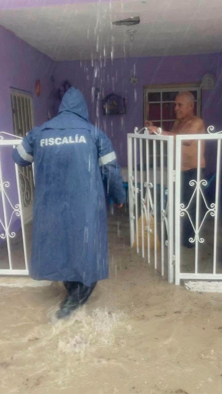 Tormenta inunda casas y arrastras 3 vehículos