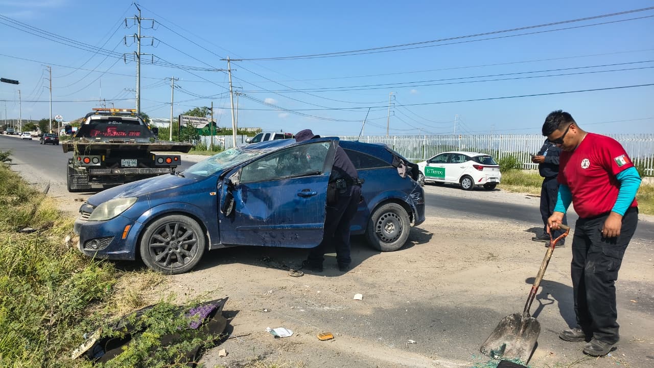 Vuelca auto en libramiento