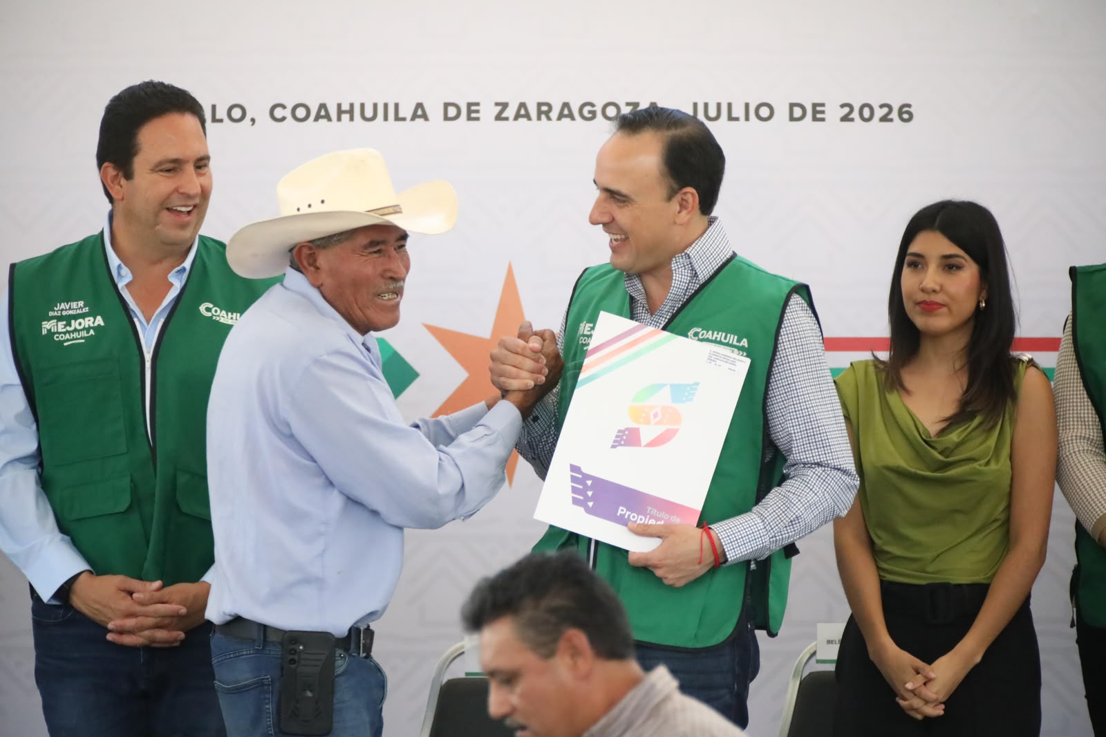 ENTREGAN MANOLO Y JAVIER 500 ESCRITURAS EN SALTILLO
