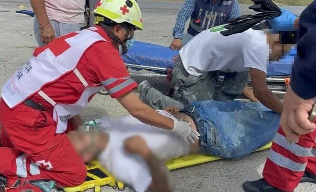 Grave motociclista que colisionó con dos autos