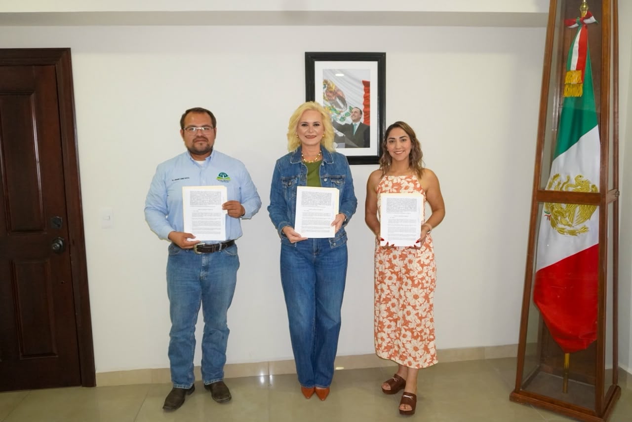 Firma Laura convenio de colaboración con COBAC
