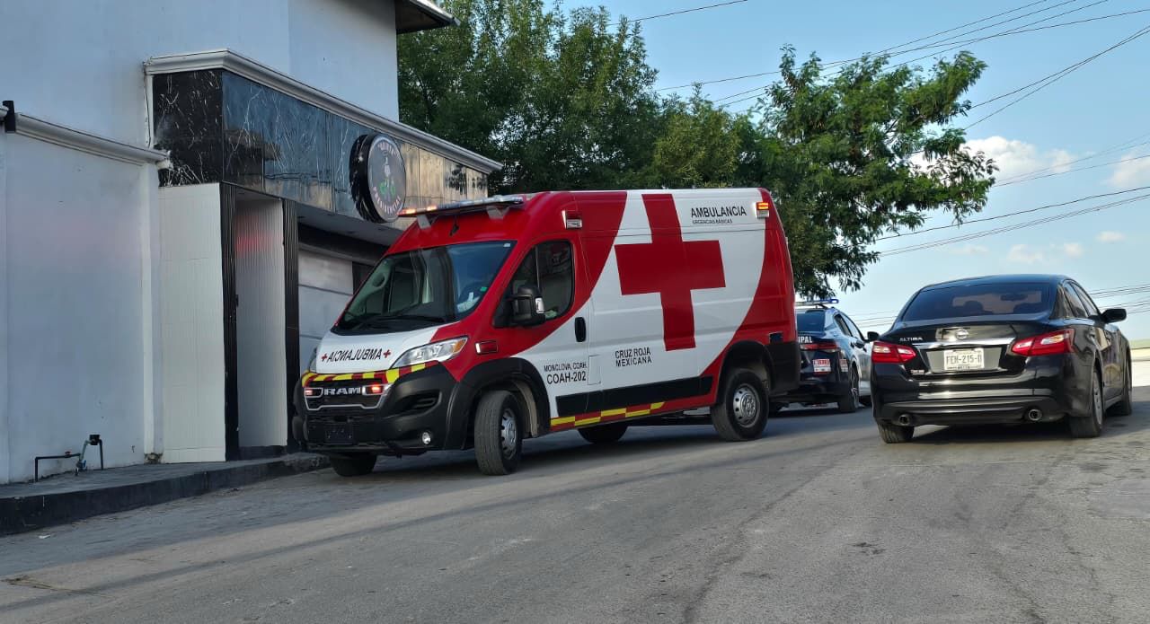 Cae niño de tobogán y sufre grave lesión