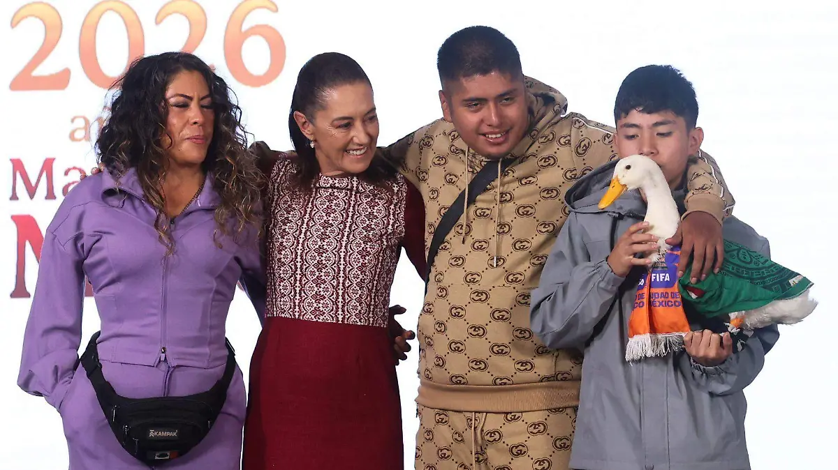 Sheinbaum da casa a familia de Pato Merlín