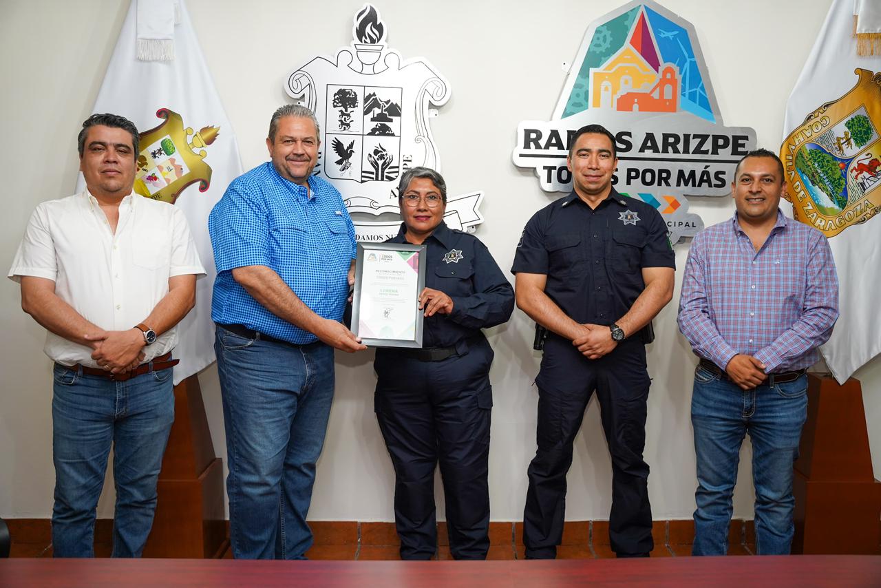 Impulsan seguridad y reconocen a policías
