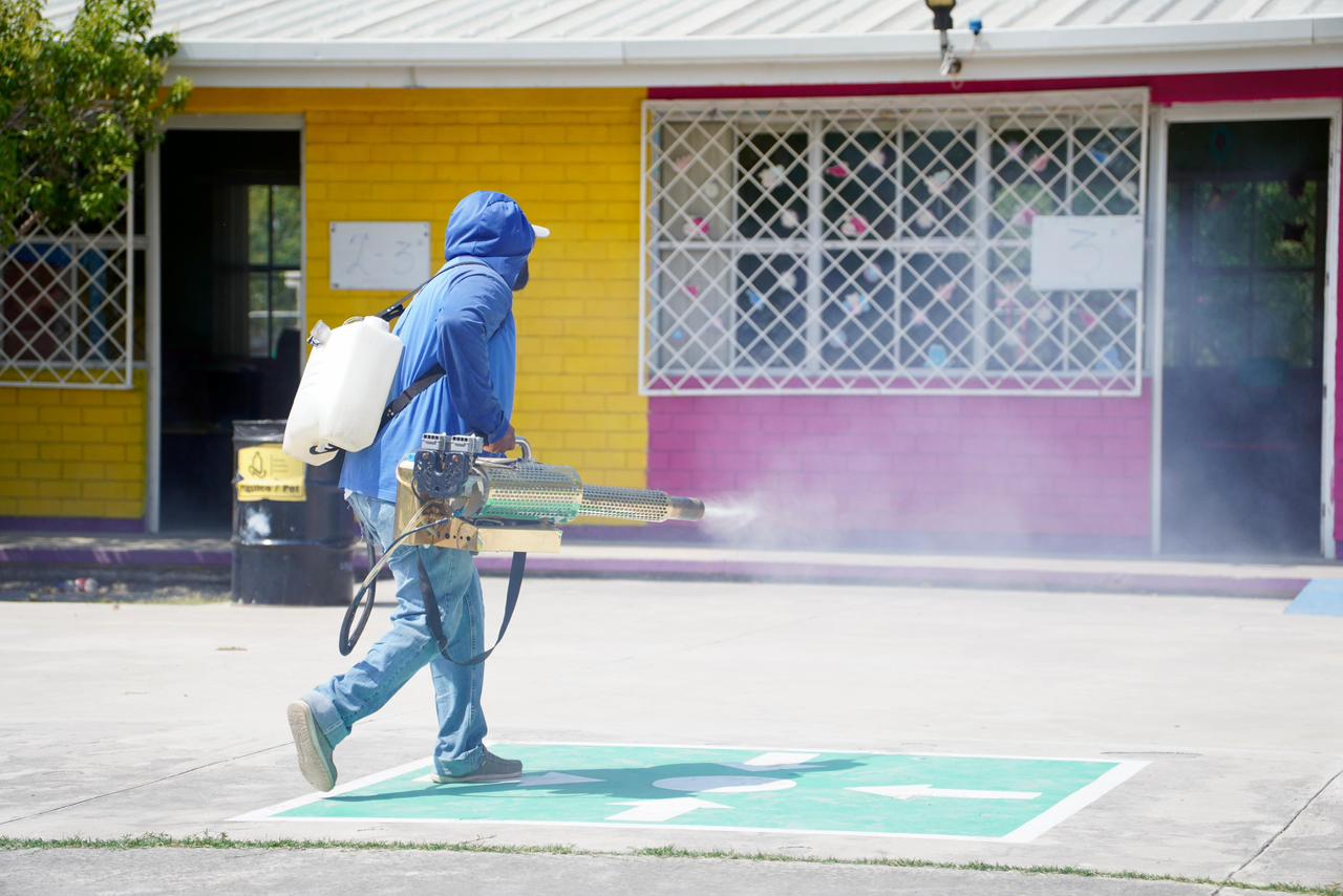 Atiende Chano petición de fumigación en jardín de niños