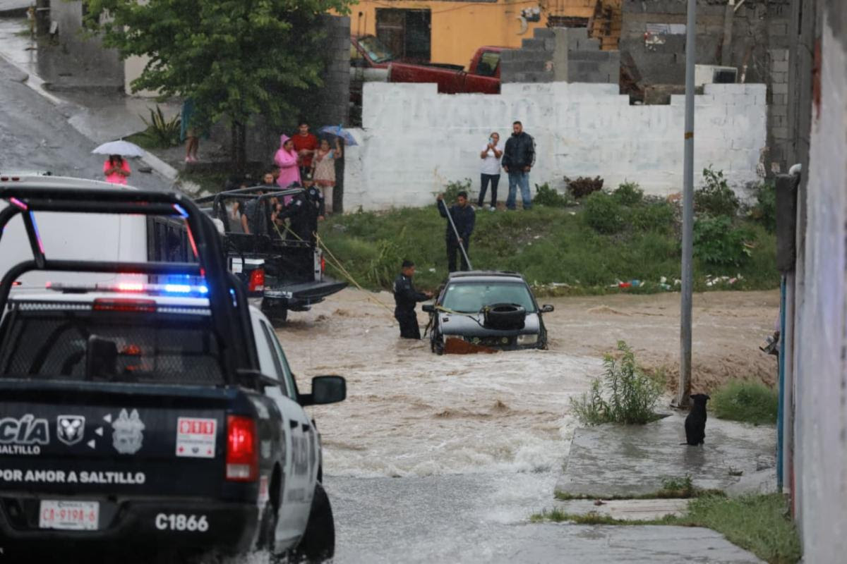 Rescatan a conductor arrastrado por la lluvia