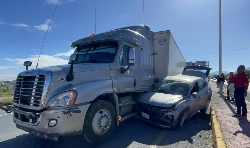 Tráiler prensa camioneta y deja atrapada a conductora