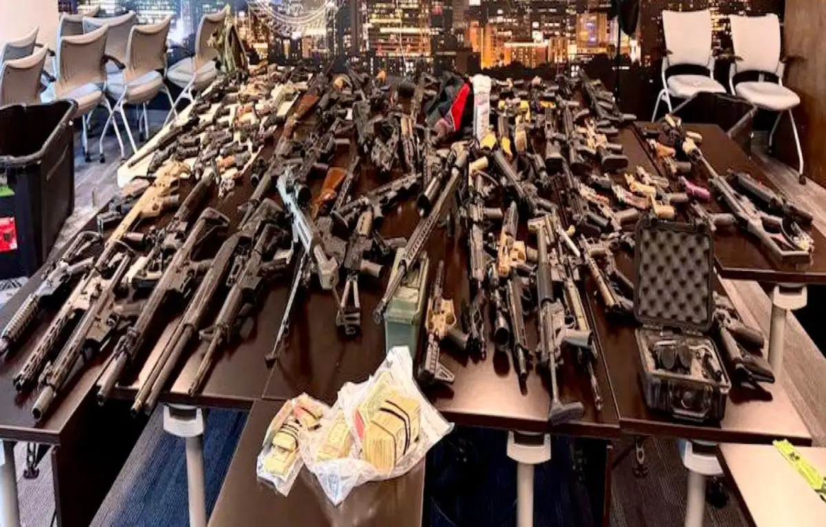 Embajador de EU presume decomiso de 50 mil armas