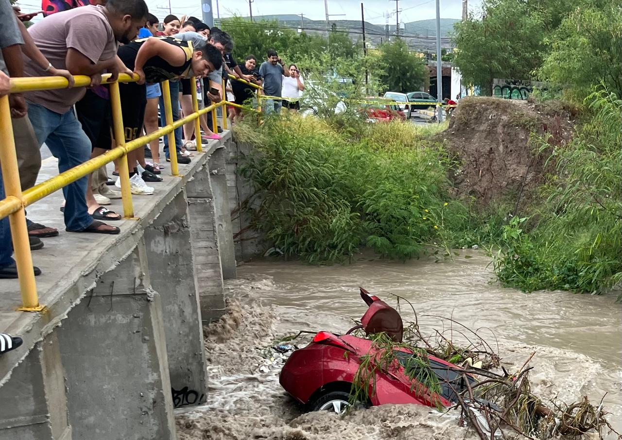 Conductores de Monclova se arriesgaron durante lluvia