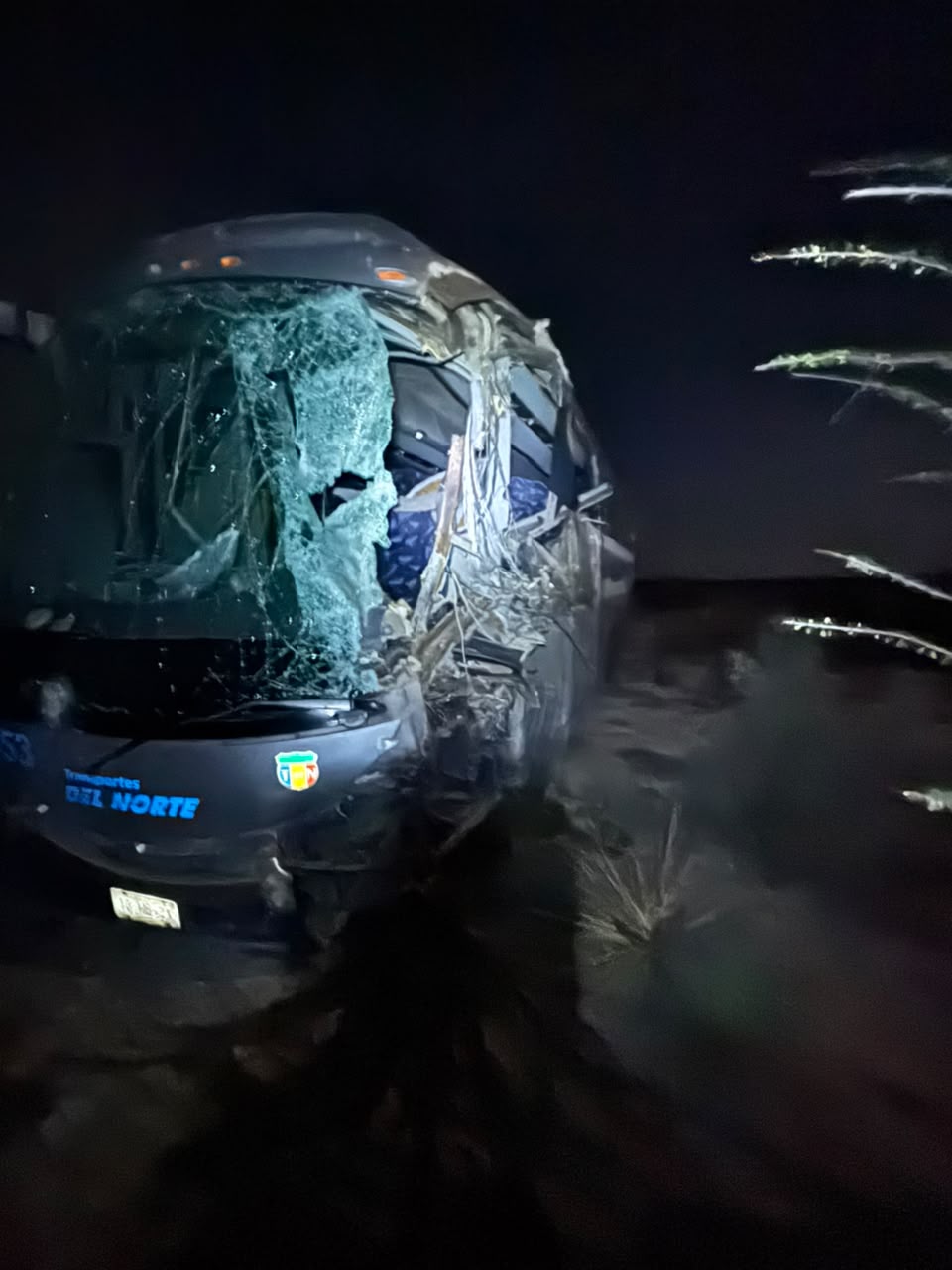 Choca autobús con tráiler en la Monclova-Monterrey