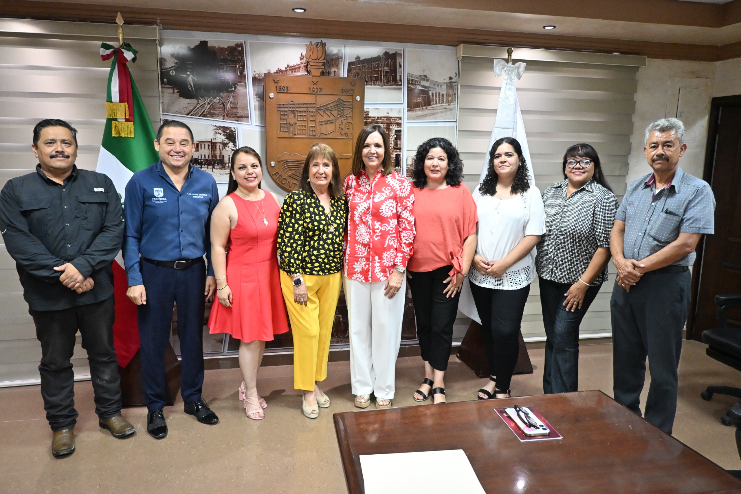 Reconoce Sari Pérez a artistas y expositores de la Feria del Libro de Frontera