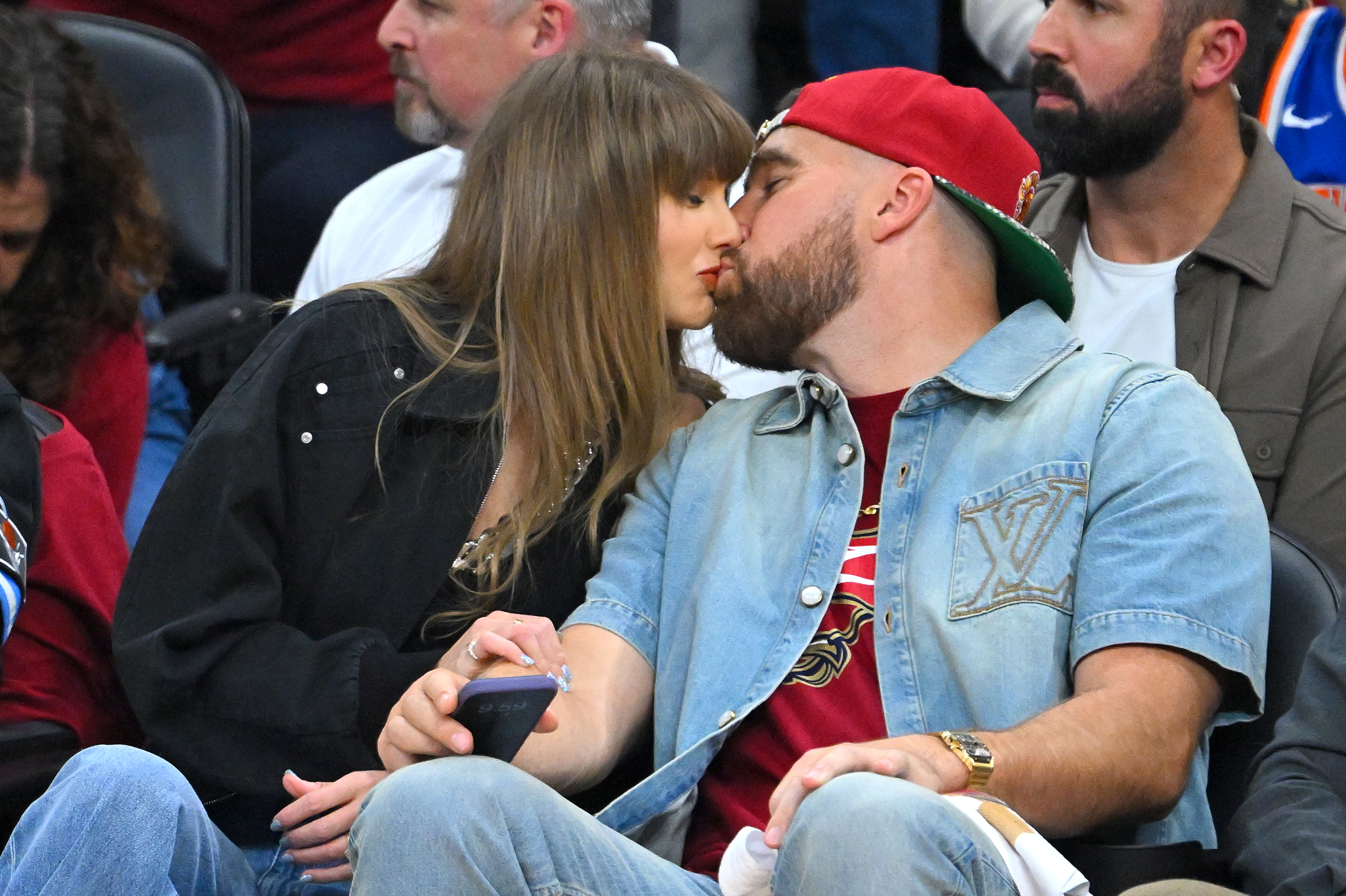 La boda de Taylor Swift dejó una gran incógnita… y todo apunta a este diseñador