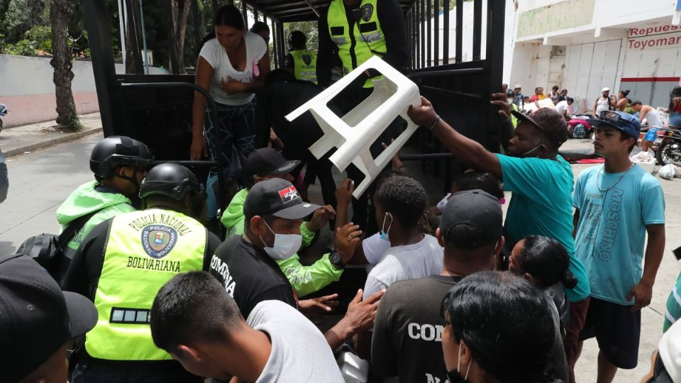 Damnificados por doble sismo en Venezuela protestan tras 10 días durmiendo en la calle