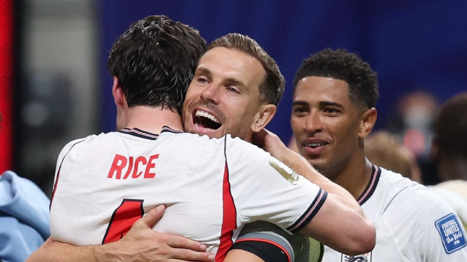 El inglés Jordan Henderson cae y se lesiona al brincar la publicidad mientras festejaba el triunfo ante México; está fuera del Mundial