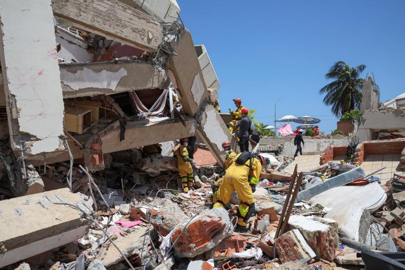 Rescatan a hombre tras ocho días bajo los escombros en Venezuela