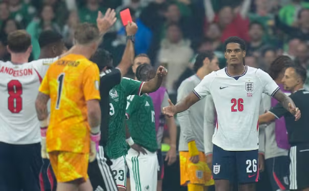 Funcionario británico exige a FIFA el mismo trato para el expulsado de Inglaterra que para Balogun