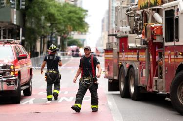 Evacúan calles y edificios por riesgo estructural de un rascacielos en Manhattan