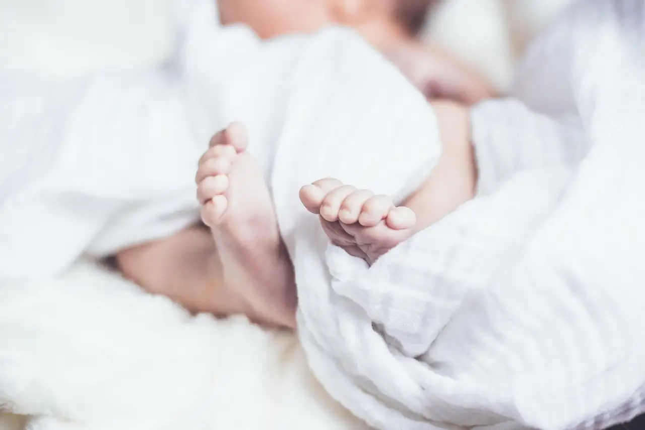 Bebé de 18 meses es hallado con vida en la morgue horas después del reporte de muert3 por ahogamiento