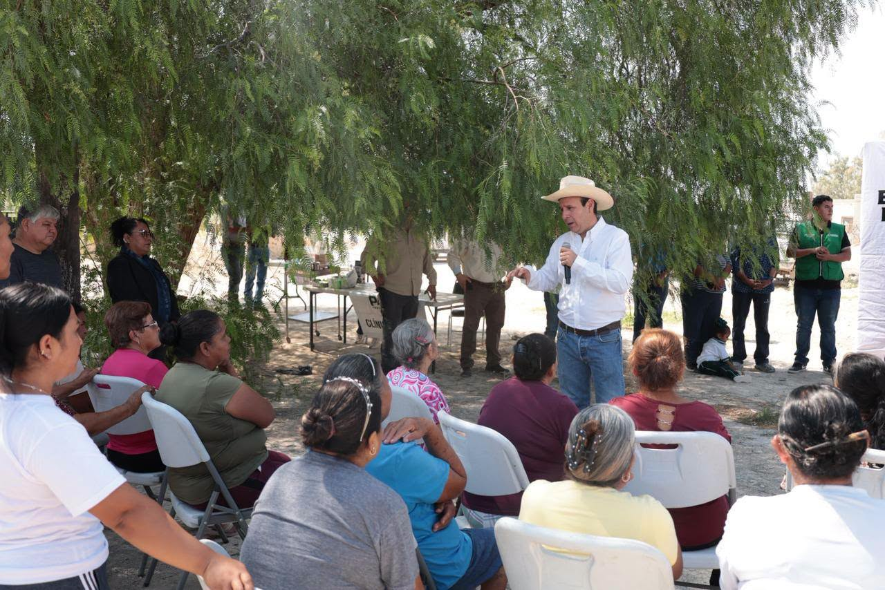 Recorre ejidos Fernando Orozco; entrega obras para mejorar abasto de agua