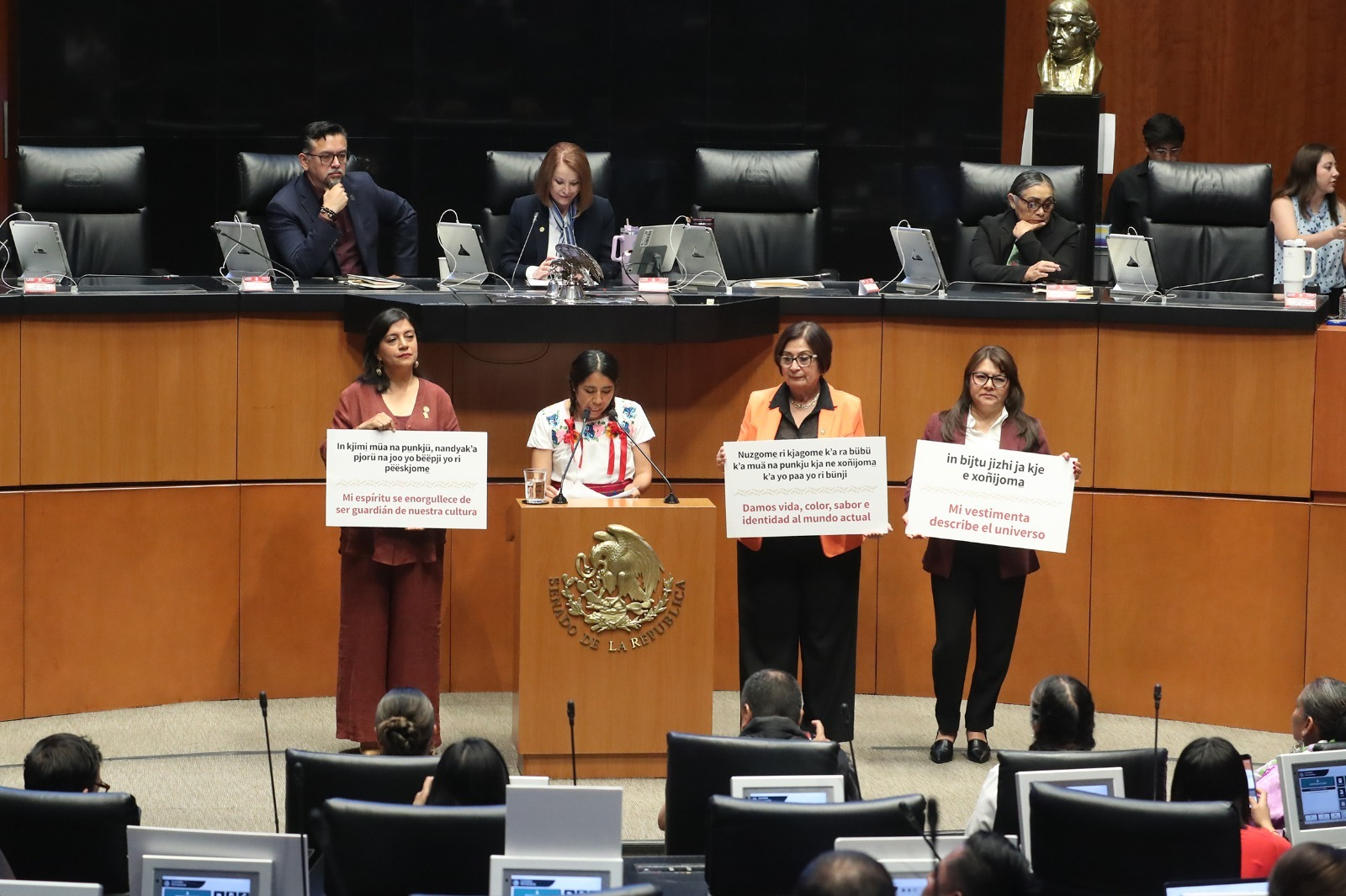 Hablante de lengua mazahua hace uso de la tribuna en la sesión de la Comisión Permanente