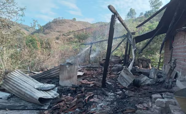 Denuncian ataques de La Familia Michoacana en la sierra de Tierra Caliente de Guerrero; «ayuda, nos están tirando», claman mujeres