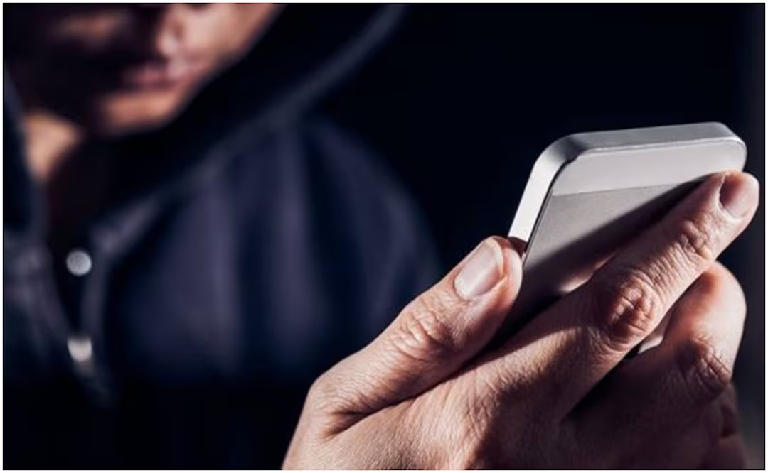 Alertan por nueva modalidad de «sextorsión»; delincuentes engañan a hombres con perfiles falsos y exigen dinero