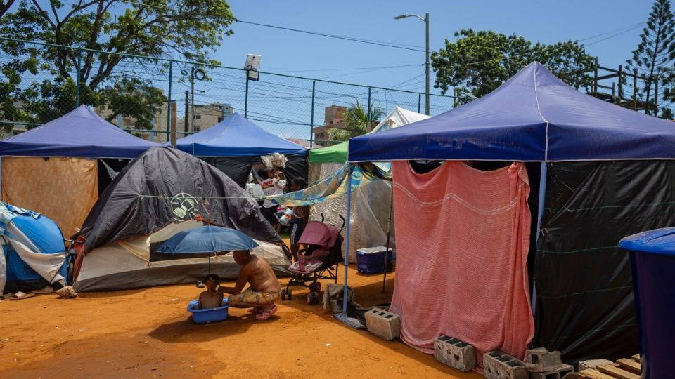 Damnificados por los terremotos en Venezuela improvisan duchas y sanitarios ante la falta de agua