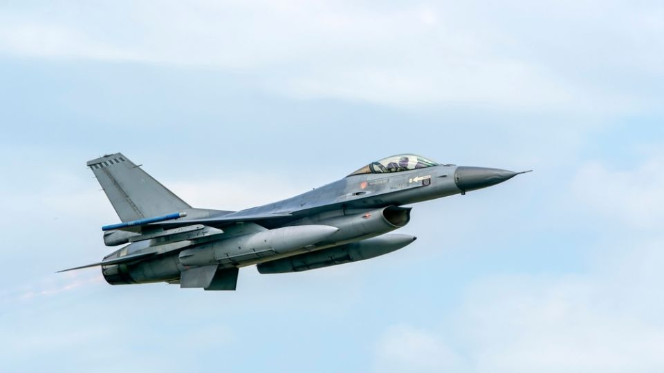Se incendia cazabombardero F-16 tras aterrizaje de emergencia en una isla griega