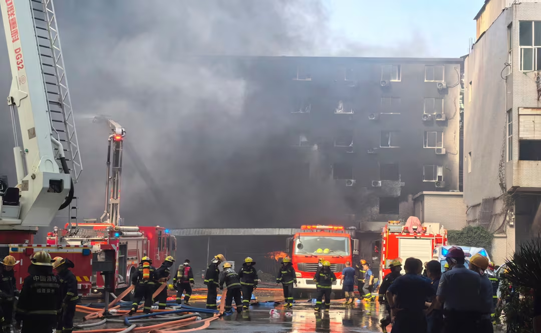 Reportan 28 mu3rtos en China por incendio en fábrica de calzado; incidente resalta riesgos de seguridad laboral en el país