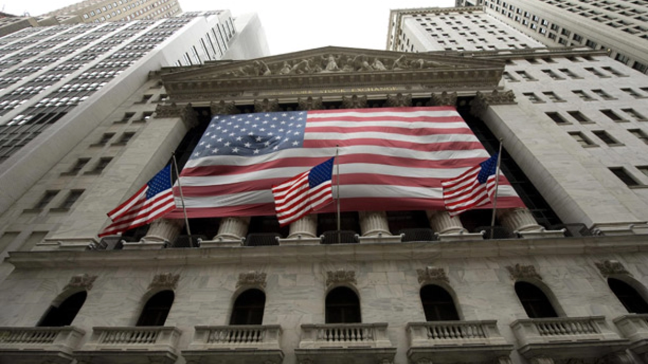 Wall Street cierra con ganancias moderadas; mercado se alista para la temporada de reportes