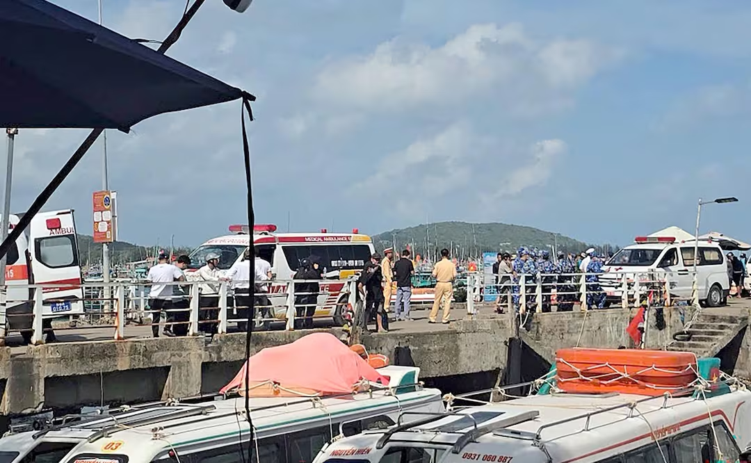 Fallecen 15 personas en Vietnam en accidente de barco turístico; oleaje y vientos inusuales volcaron la embarcación