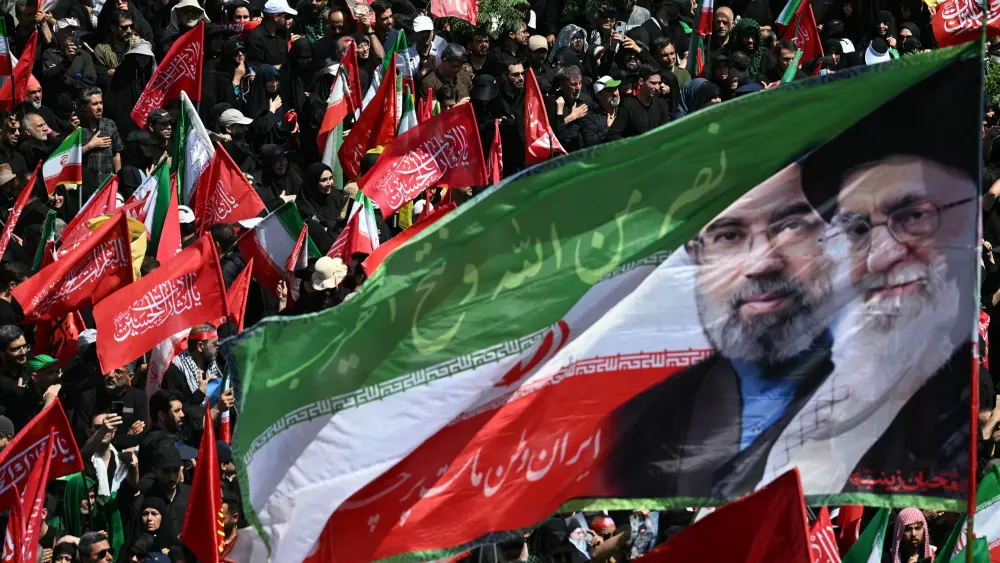 El líder supremo de Irán promete venganza por la muerte de su padre y predecesor