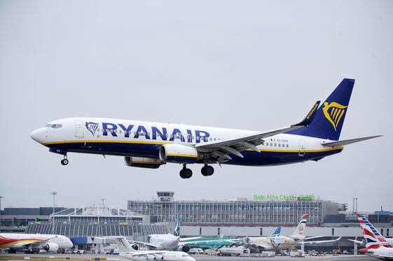 «La mitad de su cuerpo acabó fuera del avión»: Ventana estalla en pleno vuelo de Grecia a Alemania; pasajeros salvan a hombre succionado