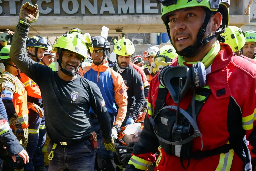 Venezolano sobrevive ocho días bajo los escombros del doble terremoto