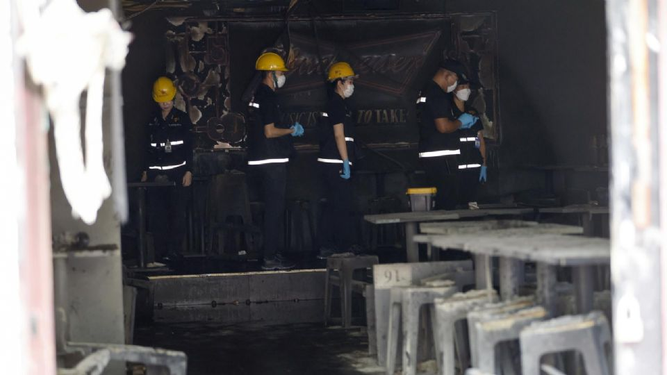 Tragedia en Bangkok: policía de Tailandia investiga posible negligencia en incendio de bar que dejó 27 personas sin vida